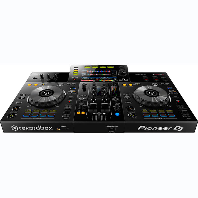 vista frontal inclinada del controlador dj Pioneer XDJ-RR en color negro