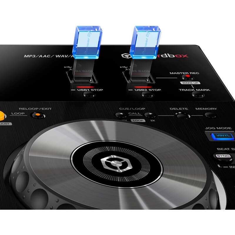 vista de como quedan insertados los usb en el controlador dj Pioneer XDJ-RR en color negro