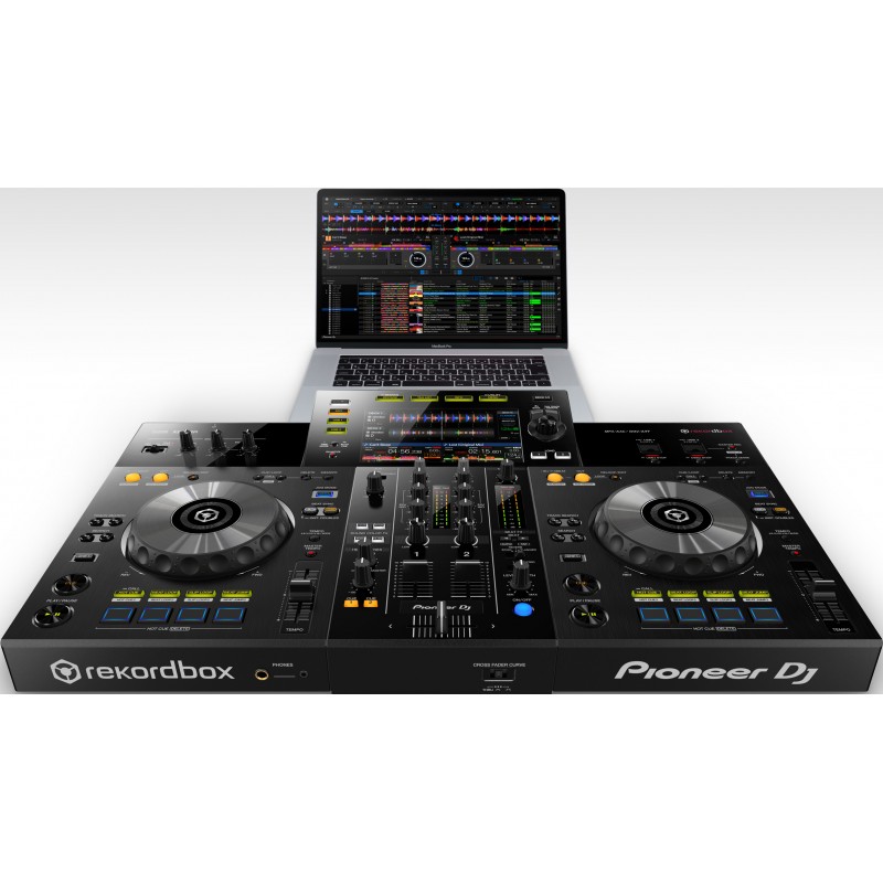 vista del controlador dj Pioneer XDJ-RR en color negro con un macbook pro al fondo
