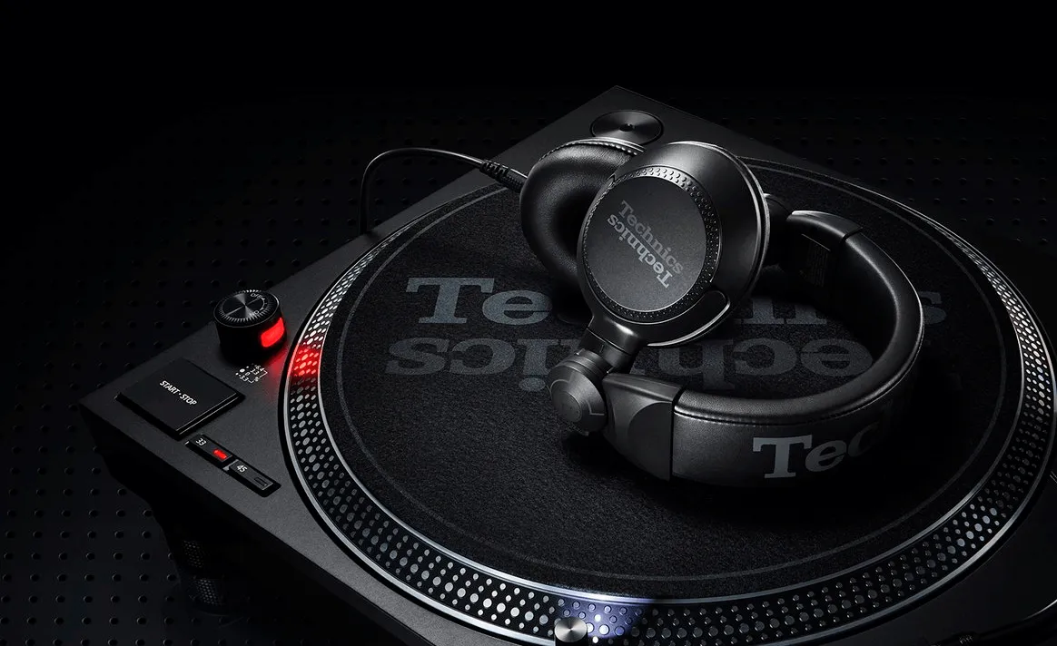 Auriculares Technics-EAH-DJ1200 sobre el giradiscos profesional Technics