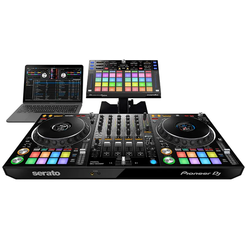 Controlador DJ Pioneer DJ rekordbox DDJ-XP2 vista en set con mesa dj y laptop mac