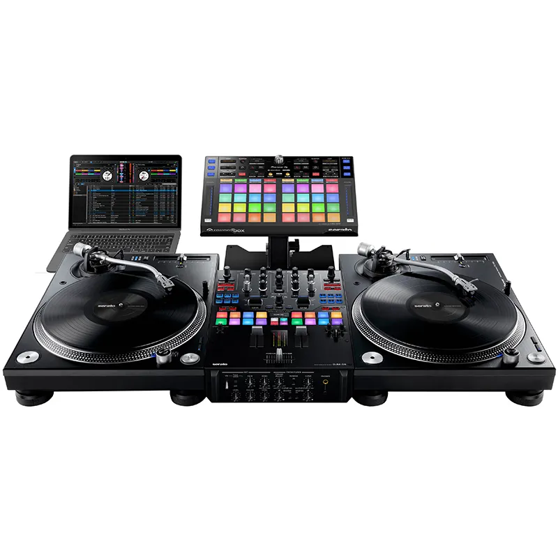 Controlador DJ Pioneer DJ rekordbox DDJ-XP2 vista en set con mesa dj y dos tocadiscos DJ con vinilos y laptop mac