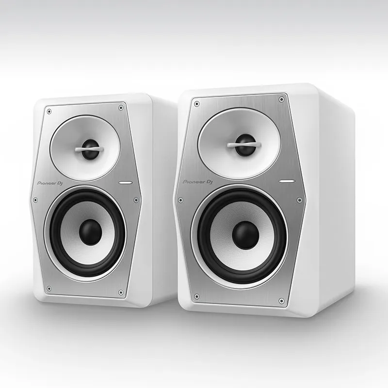 Pareja de Monitores Activos Pioneer DJ VM-50 vista lateral ambos en color blanco