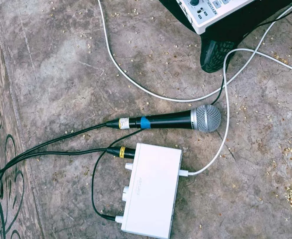 Interfaz de audio Arturia Mini 4 junto a un micrófono