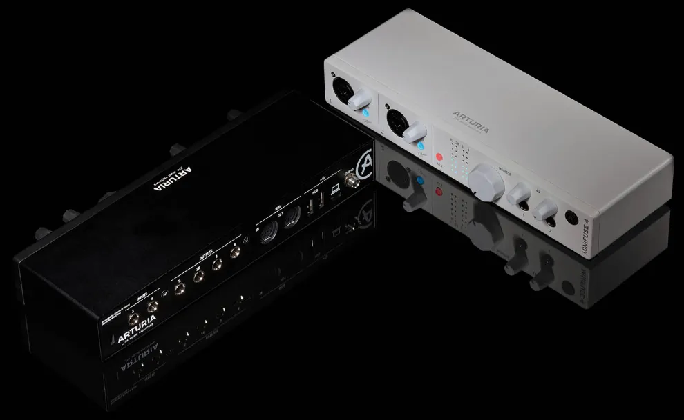 Vista de dos unidades de Arturia Minifuse 4. Una en color blanco y otra en color negro sobre una superficia negra