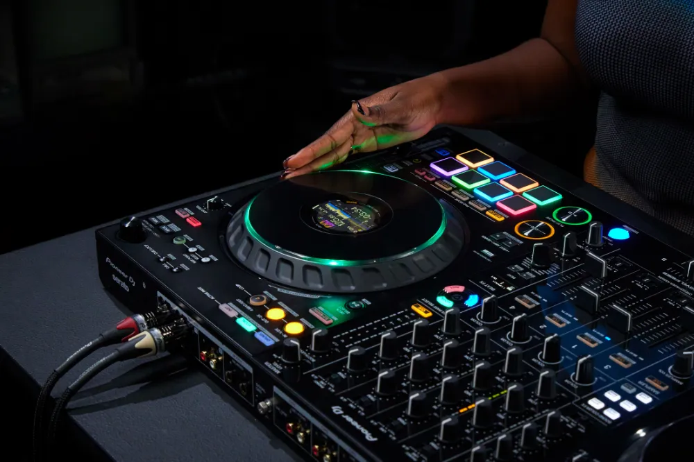 Vista del controlador DJ Pioneer DJ FLX10 del color del Jog-wheel