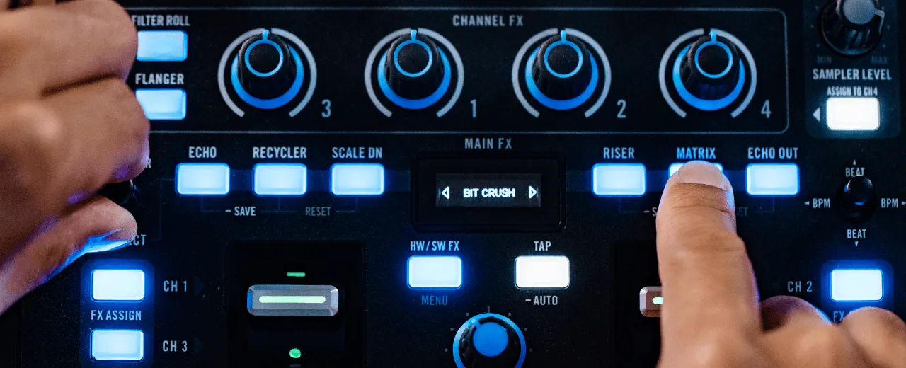 Controlador DJ Rane Four - Efectos internos con control dinámico manos de dj trajando en una sesión con los efectos internos con control dinámico