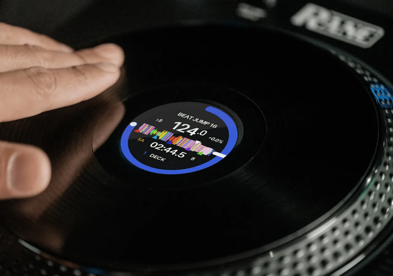 Controlador DJ Rane Four - Jogwheels de tamaño completo con una mano sobre él