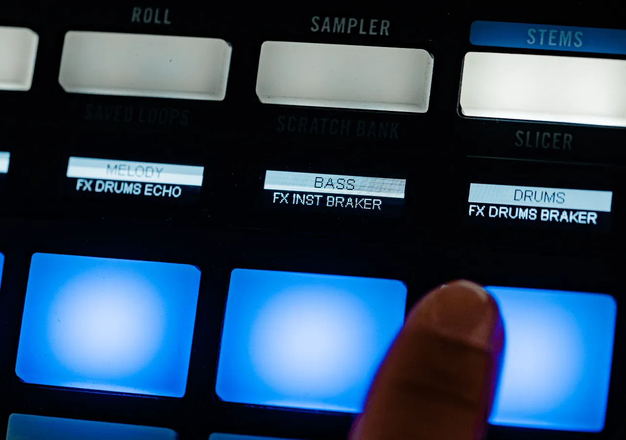 Controlador DJ Rane Four - Modo pad de rendimiento stems vista de los leds azules con un dedo sobre el led de drums