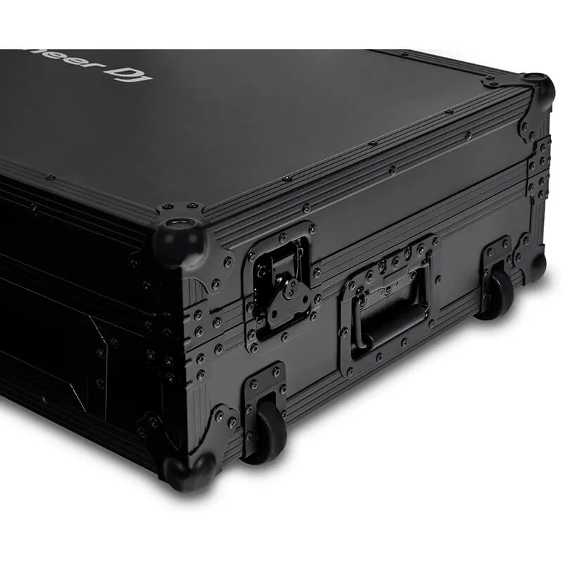 Pioneer DJ Maleta DJ FLT-OPUSQUAD vista cerrada detalle de la parte inferior con las ruedas, cierre y asa de transporte metálica retráctil