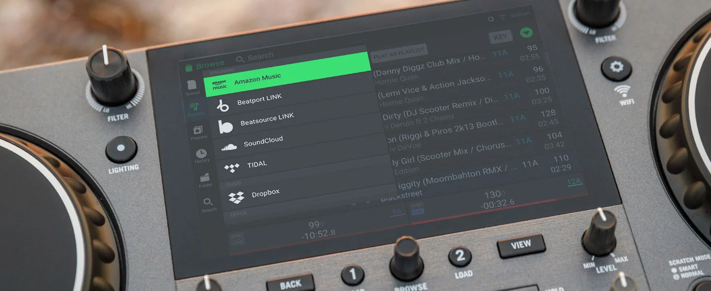 Detalle de la controladora DJ Mixstream Pro Go de Numark donde se ve en el display Amazon Music