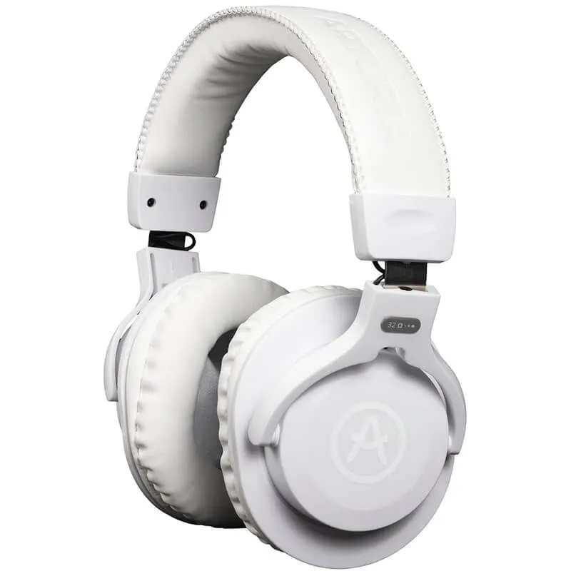 Pack compuesto por una interfaz de audio, micrófono, auriculares y cables en color blanco vista de los auriculares en color blanco