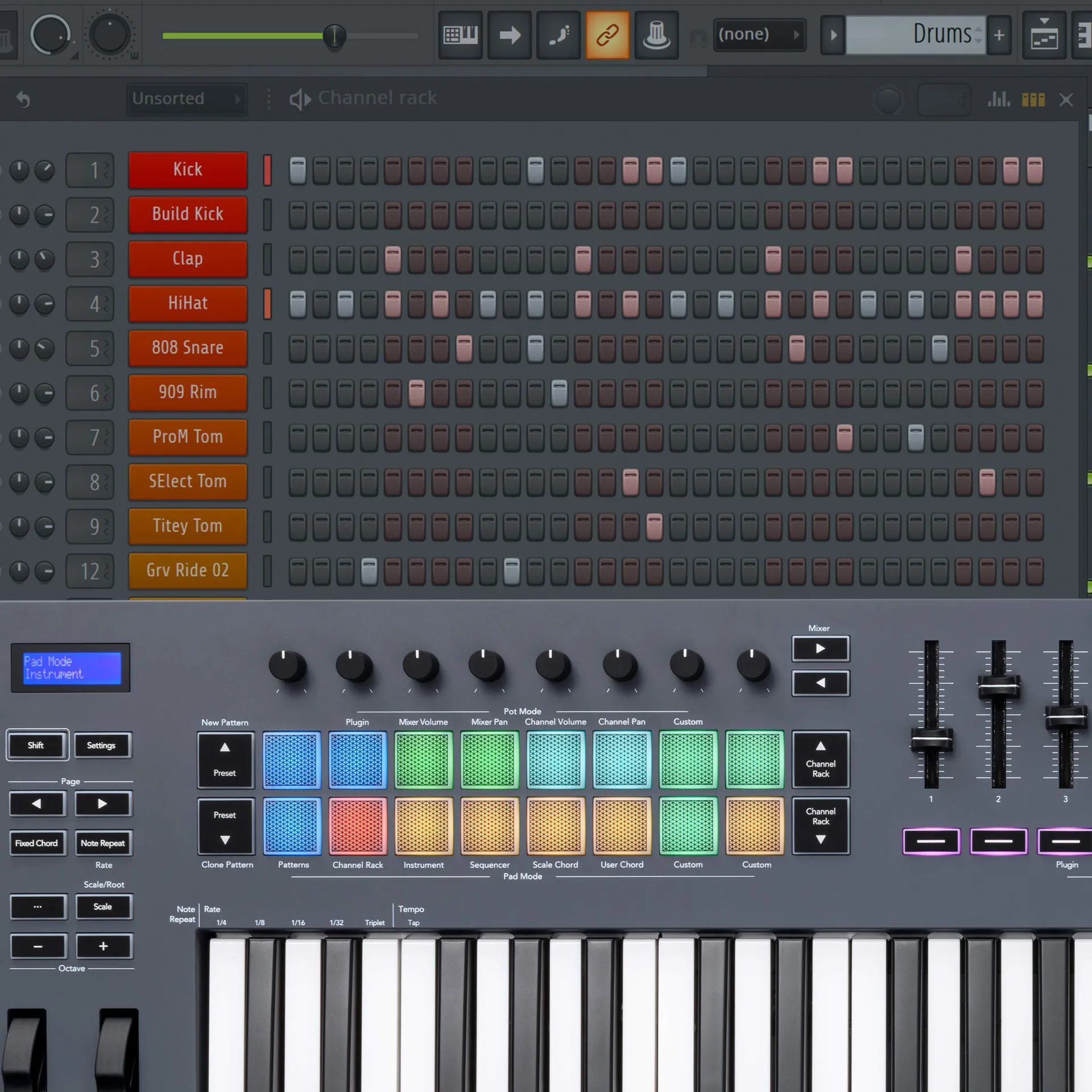 Vista parcial del teclado midi USB Novation FL key 49 junto a una captura de imagen del software.