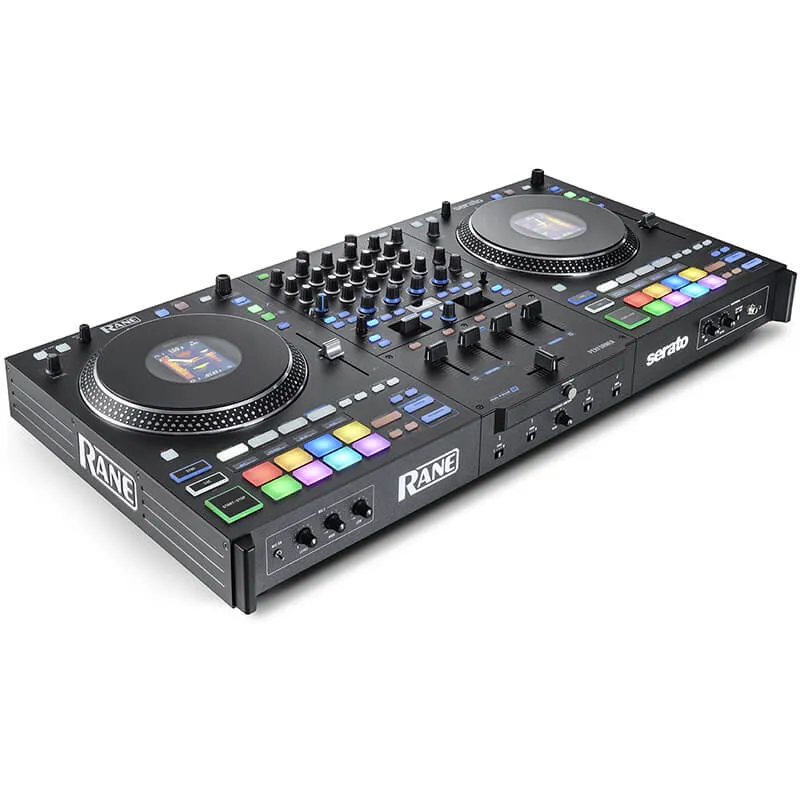 Vista trasera en ángulo del controlador DJ Rane Performer resaltando su diseño compacto y funcional. El diseño ergonómico permite un fácil acceso a todos los controles durante la actuación