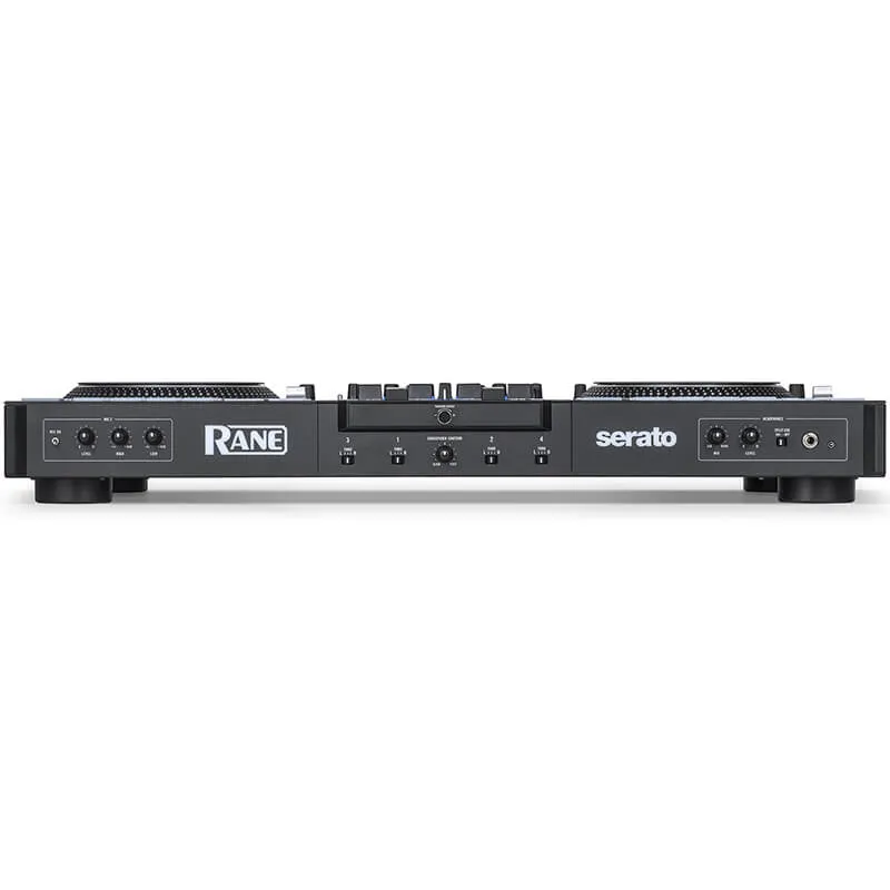 Vista frontal del controlador DJ Rane Performer con detalles de los controles y conexiones. Este equipo profesional ofrece robustez y versatilidad, ideal para DJ's que buscan un rendimiento confiable y de alta calidad.