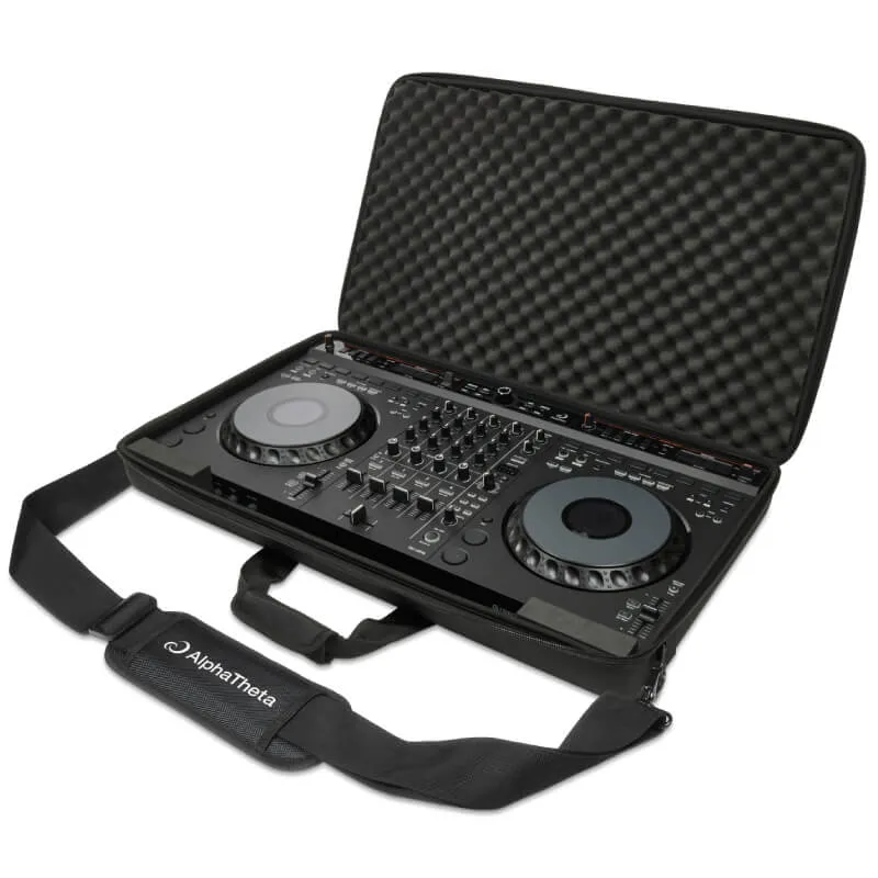 Vista de la bolsa AlphaTheta DJC-GRV6-BAG abierta, mostrando en su interior un controlador DJ GRV6 ajustado dentro del compartimento acolchado, con un revestimiento protector de espuma en la tapa para mayor seguridad durante el transporte.