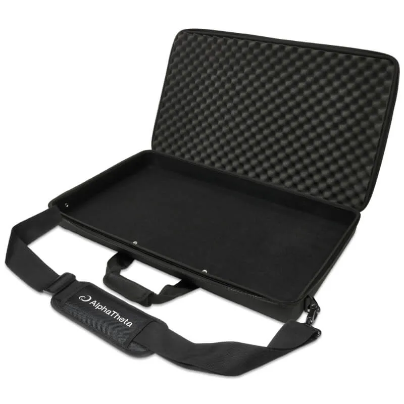 Bolsa AlphaTheta DJC-GRV6-BAG abierta y vacía, con un interior acolchado y un revestimiento de espuma en la tapa para proteger el controlador DJ durante el transporte, además de una correa para el hombro visible en la parte inferior."