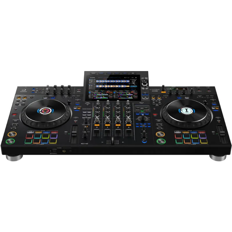Vista frontal ligeramente angular del controlador DJ AlphaTheta XDJ-XZ, destacando su pantalla central táctil, jog wheels en ambos lados, ecualizadores y controles de mezcla, junto a pads de colores iluminados para efectos.