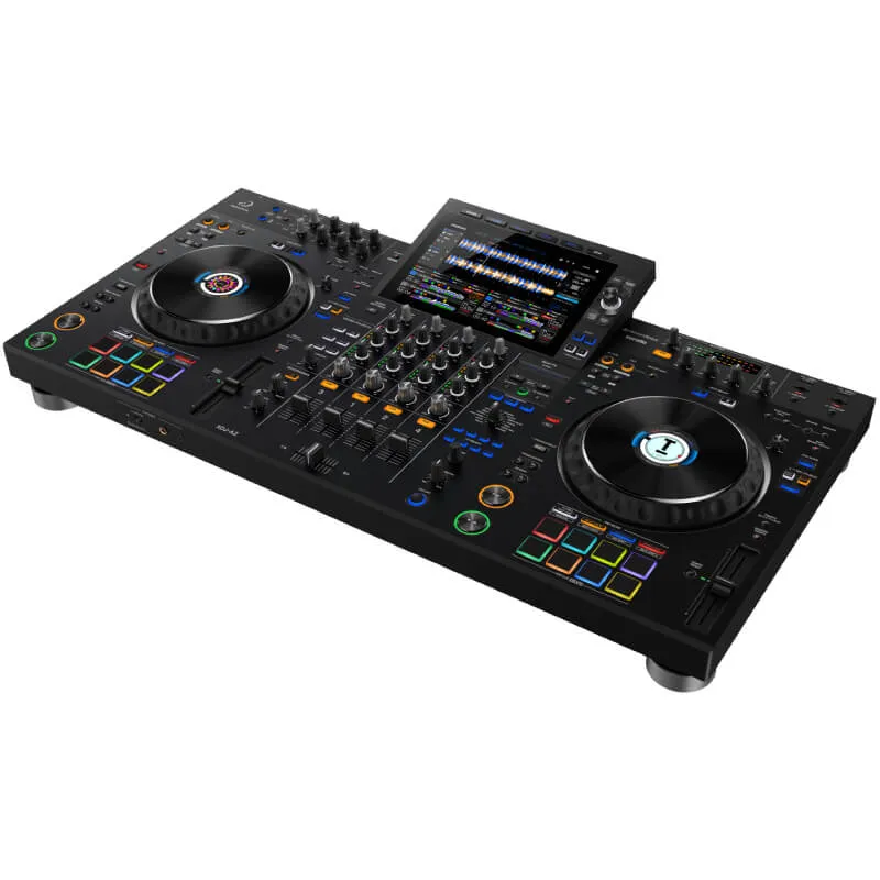 Vista angular del controlador DJ AlphaTheta XDJ-XZ desde el lado izquierdo, mostrando dos jog wheels grandes, una pantalla táctil inclinada y controles de efectos, volumen, ecualización y pads de colores iluminados.
