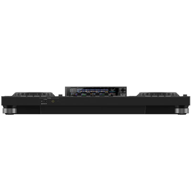 Vista trasera del controlador DJ AlphaTheta XDJ-XZ, mostrando todas las conexiones disponibles, incluyendo puertos de audio, entradas de micrófono, salidas de línea y conectores de alimentación y USB.