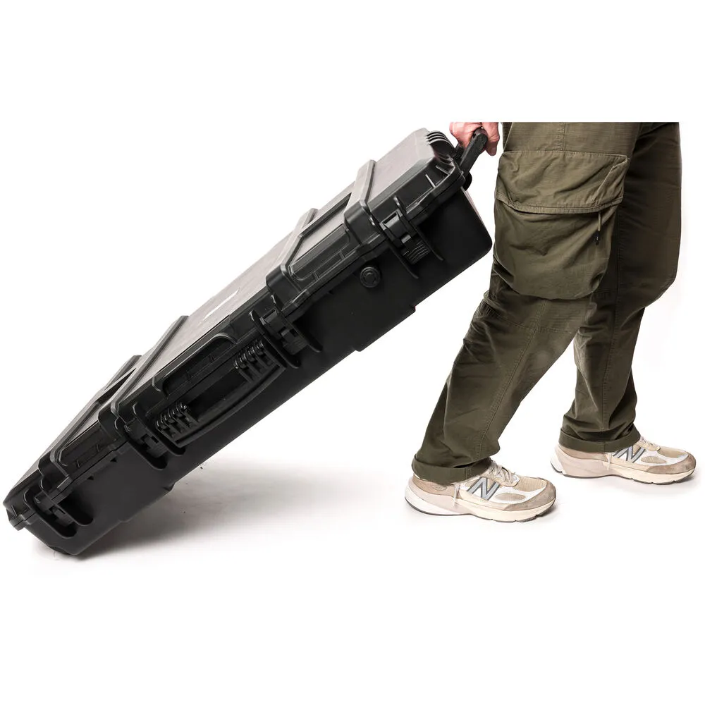 Maleta DJ Magma FLXGUARD vista completa siendo transportada por un usuario sobre sus ruedas.