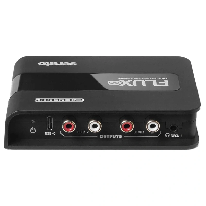 Panel posterior de Reloop Flux Go con puerto USB-C, dos juegos de salidas RCA para Deck 1 y 2, y salida de auriculares con control de volumen.