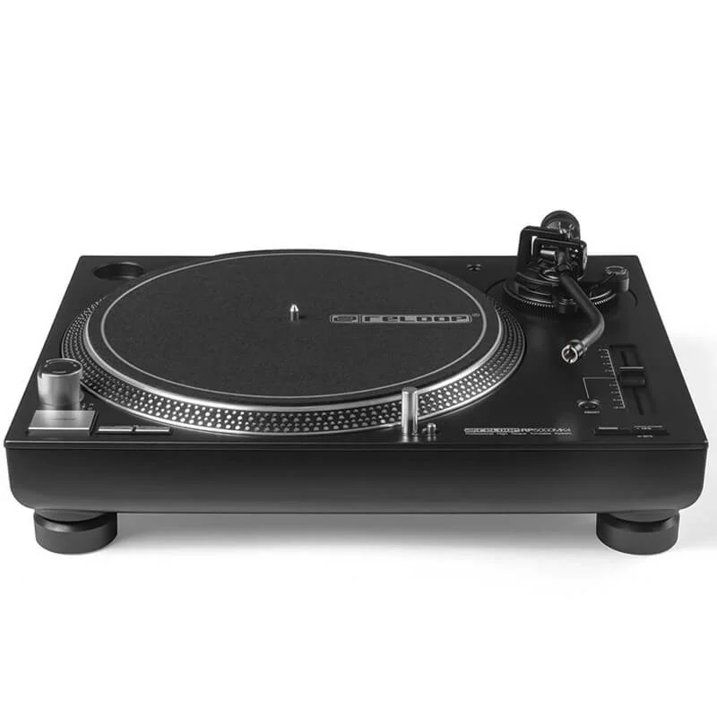 Perspectiva frontal del giradiscos de tracción directa Reloop RP-5000 MK4 en color negro, destacando su diseño clásico para DJ, luz de aguja y controles de inicio rápido.