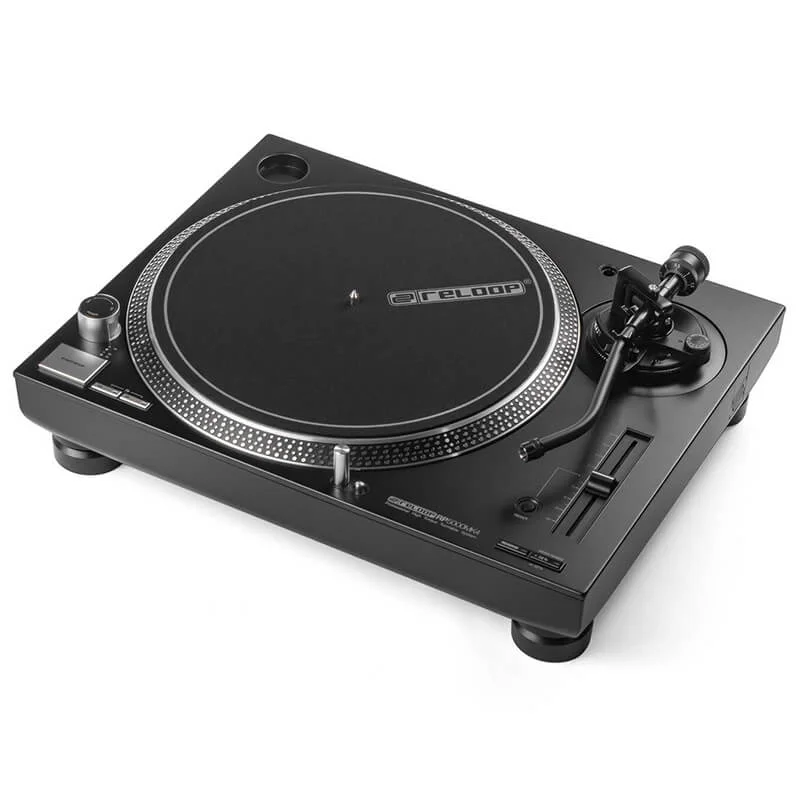 Vista angular lateral del Reloop RP-5000 MK4, resaltando el perfil del chasis reforzado, el conjunto del brazo fonocaptor y el deslizador de precisión para el control de tempo.