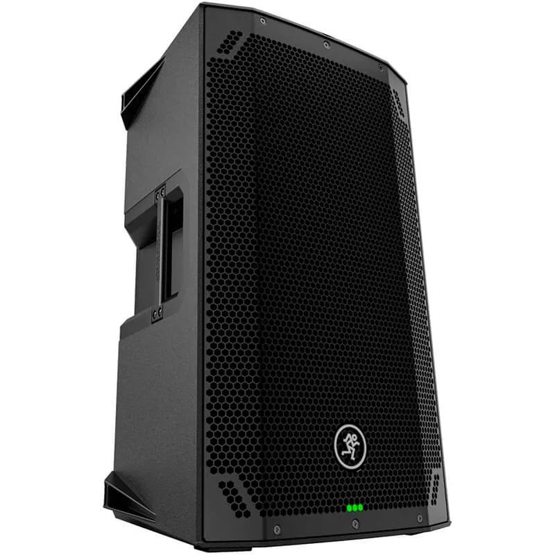 Vista en ángulo de un altavoz Mackie Thump212 que destaca su diseño trapezoidal, asa lateral integrada y la textura resistente de su carcasa de polipropileno negro.