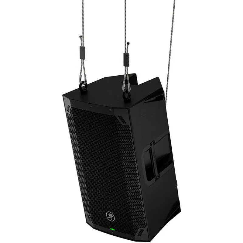 Altavoz profesional Mackie Thump212 suspendido en el aire mediante cáncamos y cables de acero, demostrando sus puntos de anclaje para instalaciones fijas o voladas.