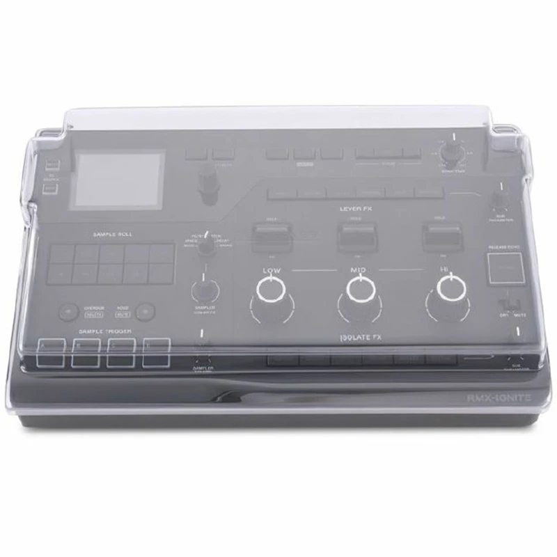 Vista superior del protector Decksaver transparente que muestra el ajuste preciso sobre la interfaz del AlphaTheta RMX-IGNITE, permitiendo ver todos los controles de efectos y pads.