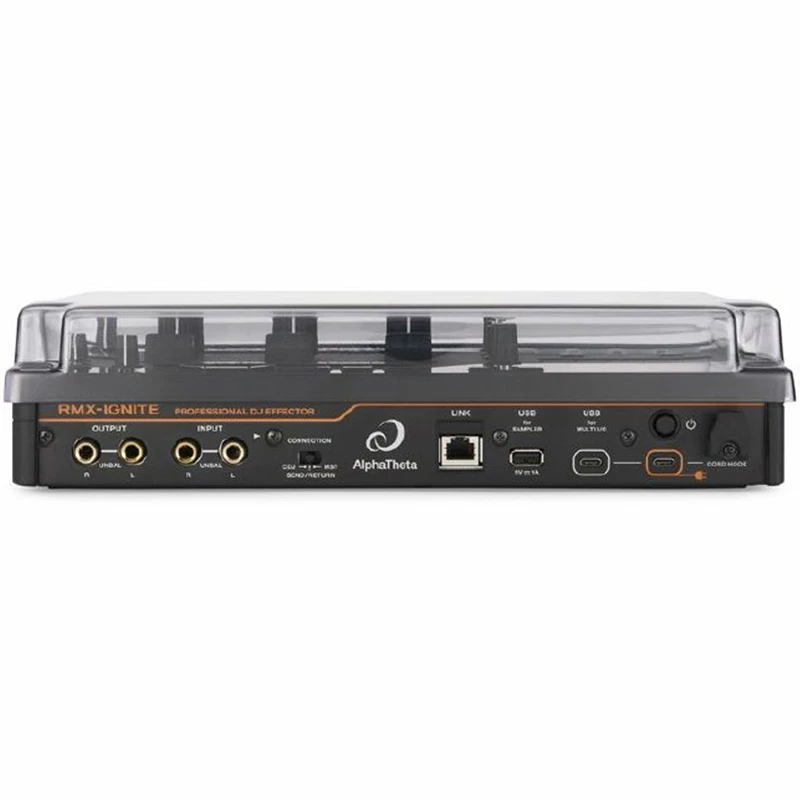 Vista posterior del AlphaTheta RMX-IGNITE con el protector Decksaver colocado, dejando libres las conexiones de entrada, salida, USB y alimentación para su uso sin retirar la tapa.