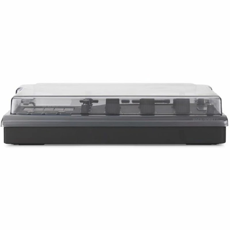 Vista frontal nivelada del AlphaTheta RMX-IGNITE cubierto por la tapa protectora Decksaver, destacando el acabado transparente que mantiene la estética profesional del equipo de DJ