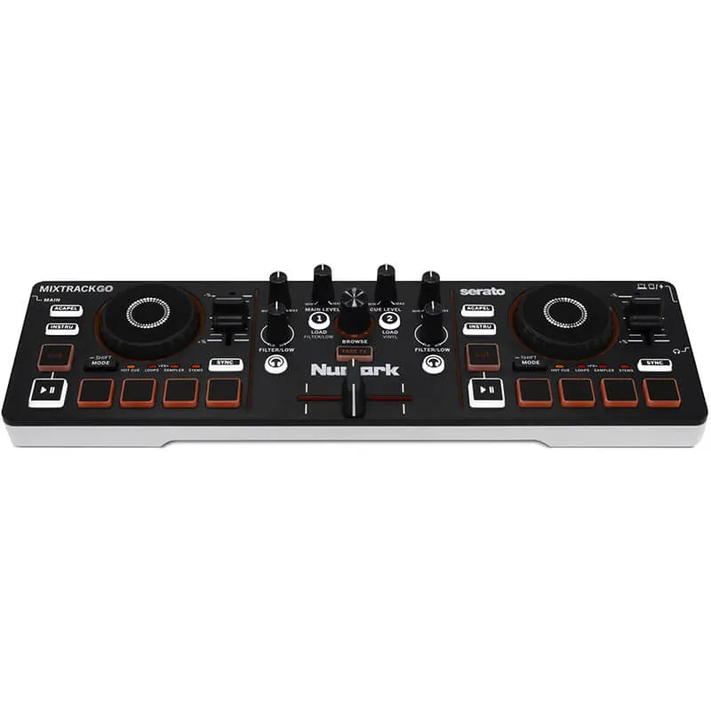 Vista frontal en perspectiva del controlador DJ Numark Mixtrack Go con dos jog wheels, pads de rendimiento, faders y controles de mezcla.