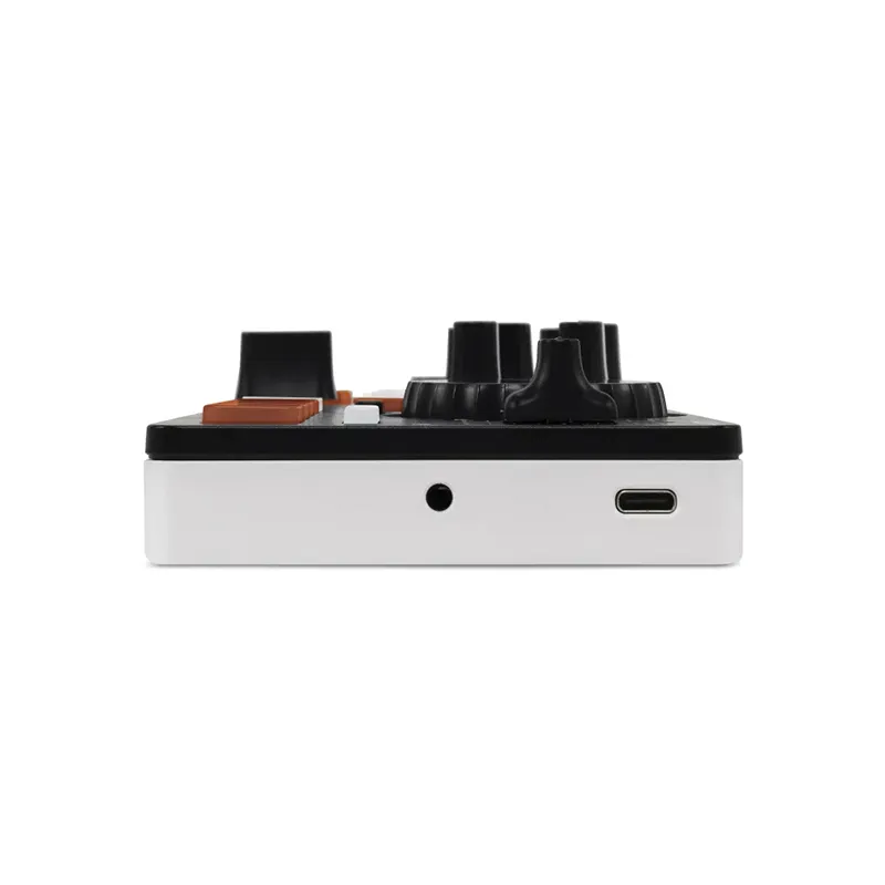 Vista lateral del controlador DJ Numark Mixtrack Go mostrando el puerto USB-C, salida de auriculares y diseño ultracompacto para DJs móviles.