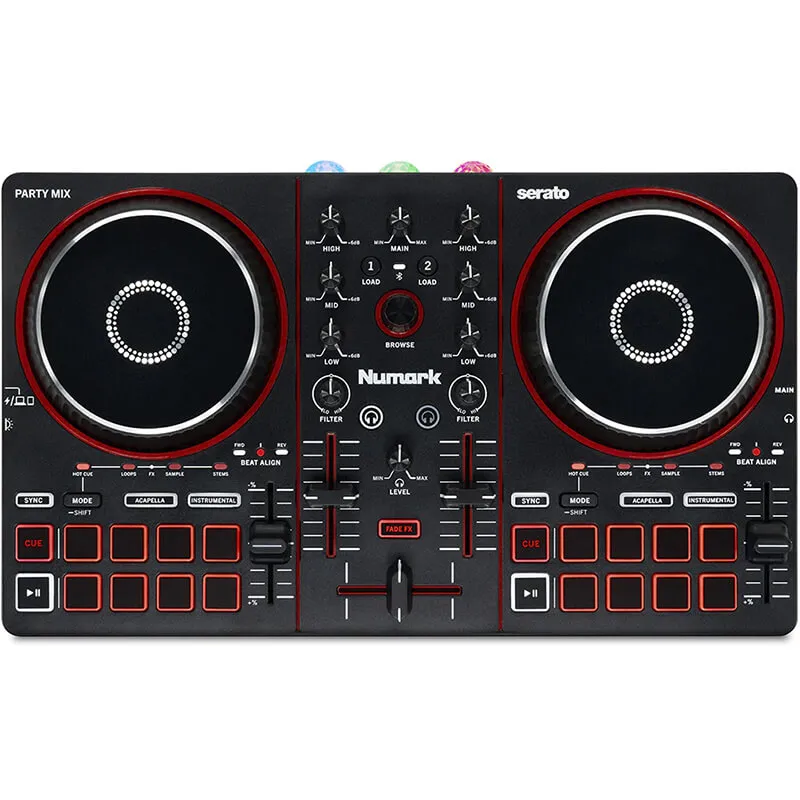 Vista frontal del controlador DJ USB Numark Party Mix III con dos jog wheels, pads de rendimiento, mezclador integrado y compatibilidad con Serato DJ Lite.