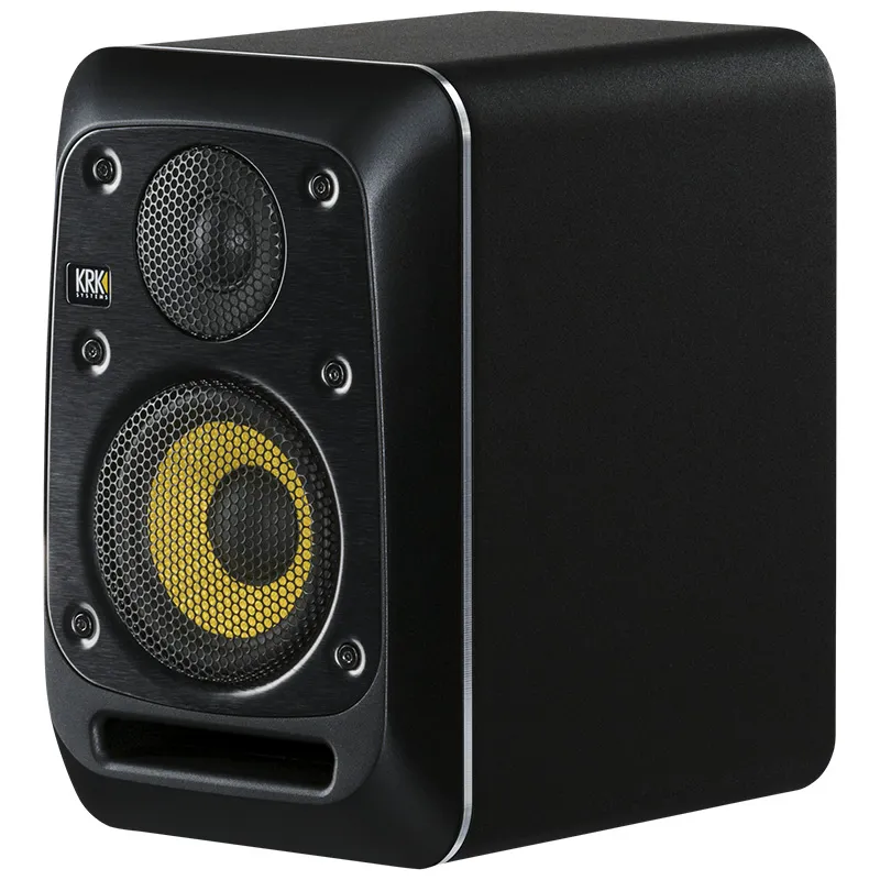 Vista angular en perspectiva del monitor de estudio KRK V8S5 en acabado negro, con las rejillas metálicas protectoras instaladas sobre el woofer amarillo y el tweeter.