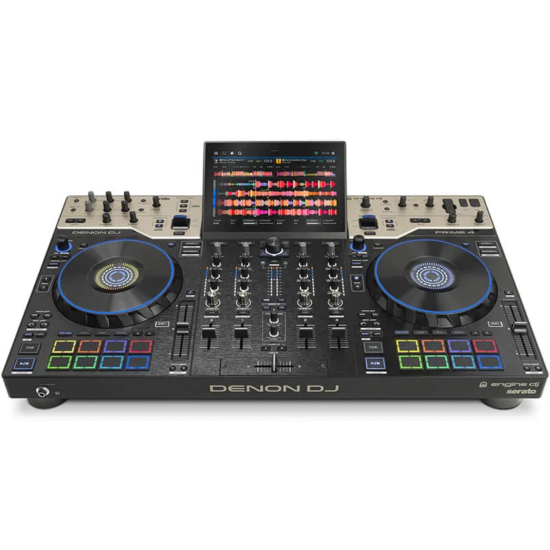 Perspectiva frontal elevada del controlador Denon DJ Prime 4 Plus mostrando la pantalla central con formas de onda a color, controles de mezcla y decks independientes.