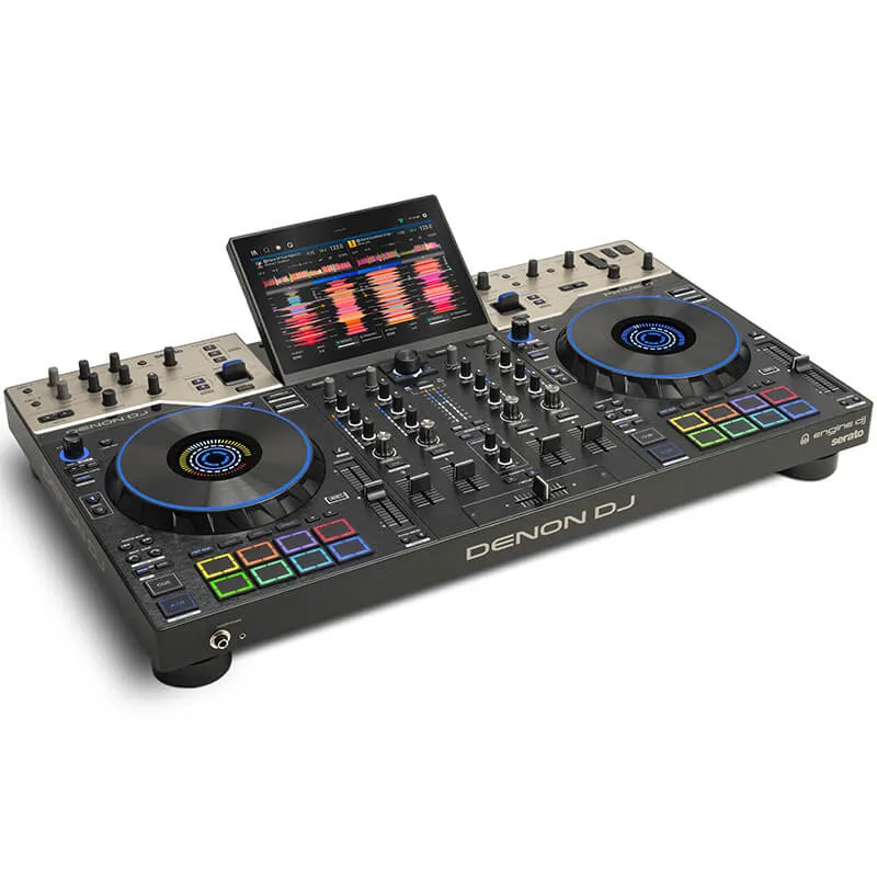 Vista angular lateral izquierda del sistema profesional Denon DJ Prime 4 Plus, destacando el jog wheel con pantalla central, faders de canal y pantalla abatible abierta..