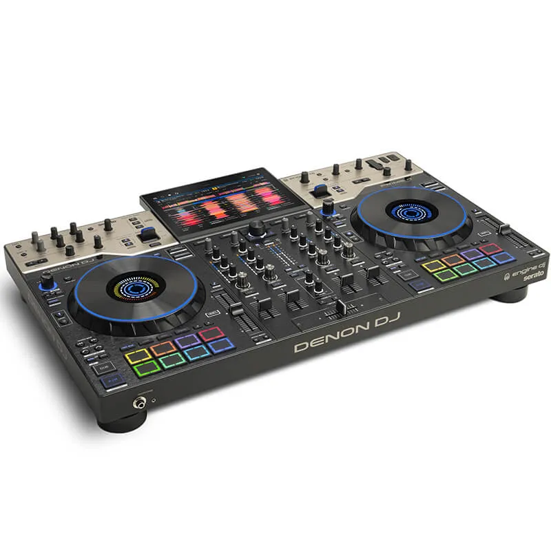 Vista angular izquierda del equipo DJ autónomo Denon DJ Prime 4 Plus, apreciando el panel de efectos superior, la pantalla multifunción y los pads retroiluminados.