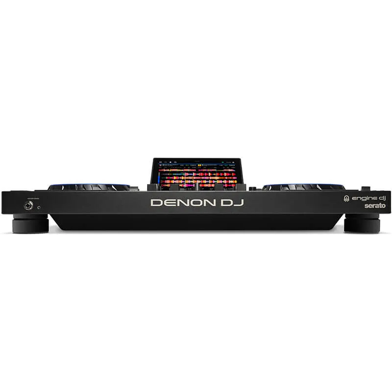 Perfil frontal directo del sistema Denon DJ Prime 4 Plus en color negro con logotipos serigrafiados, patas aislantes de soporte y tomas de auriculares integradas.