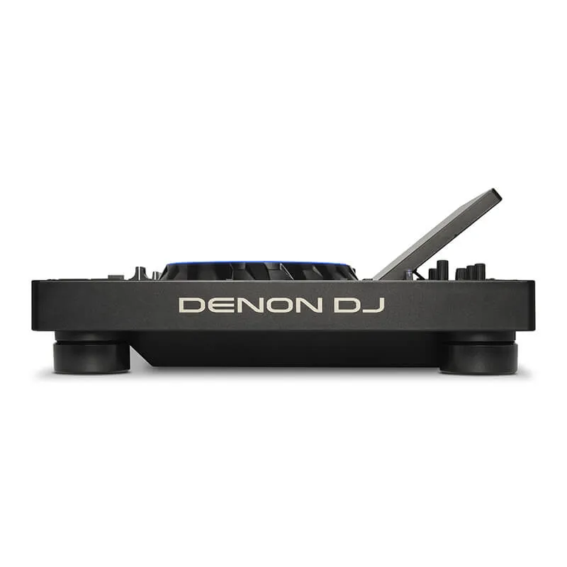 Vista lateral del sistema todo en uno Denon DJ Prime 4 Plus con logotipo grabado, mostrando el ángulo de inclinación ajustable de la pantalla táctil central.